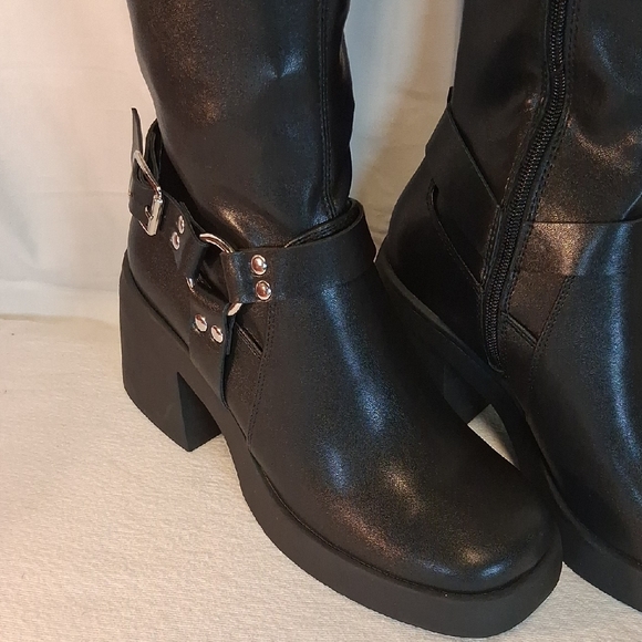Elegant Black Heeled Boots - Picture 2 of 16